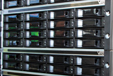 Platzersparnis: Wurden vor Jahren für 4,8 TByte 16 Einschübe benötigt, erreichen acht Platten mit je 2 TByte heute 16 TByte (Bild: speicherguide.de).