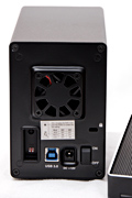 An der Rückseite: Dip-Schalter zur Wahl des RAID-Levels, ein USB-3.0-Anschluss und Ein-/Ausschalter (Bild: speicherguide.de).