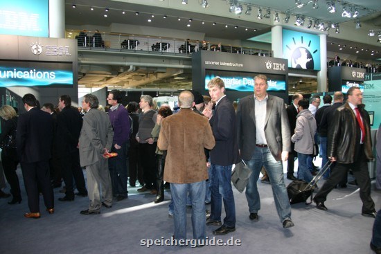 reges-Treiben-am-IBM-Stand.jpg