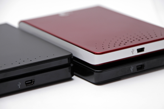 Das TByte-Modell (li.) ist knapp ein Viertel höher als die herkömmlichen Drives der »FreeAgent Go«-Serie (Bild: speicherguide.de).