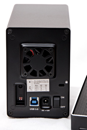 An der Rückseite: Dip-Schalter zur Wahl des RAID-Levels, ein USB-3.0-Anschluss und Ein-/Ausschalter (Bild: speicherguide.de).