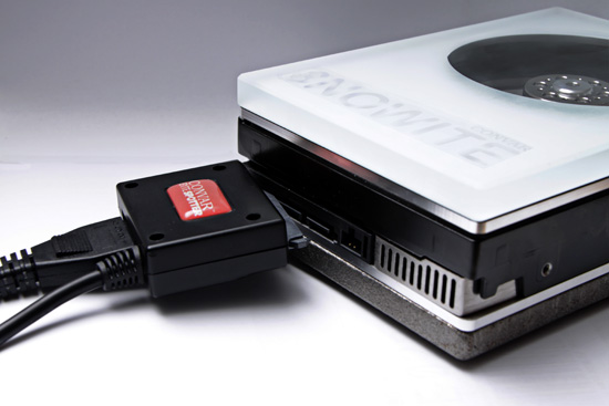 Der SATA-to-USB-Adapter verbindet die Bytespotter mit dem Rechner (Bild: speicherguide.de).