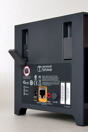 HDDs werden über einen Hebel entriegelt (Bild: Heinrich Eck/speicherguide.de).