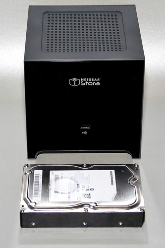 Der Stora ist nich viel breiter als eine 3,5-Zoll-HDD (Bild: Heinrich Eck/speicherguide.de).