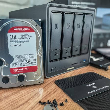In unserem Hands-on-Test verwenden wir vier 4-TByte-NAS-HDDs (WD40EFPX Red Plus). (Bild:speicherguide.de)