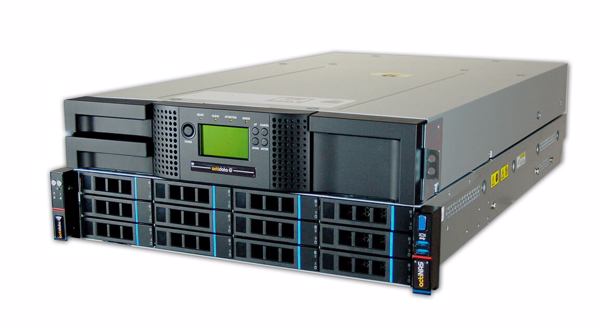 Actidata Ti-NAS 2219 – Backup-Server mit 216 TByte Bruttokapazität und angeschlossener 24 Slot LTO-Tape-Library mit LTO-9-Laufwerken (Bild actidata).