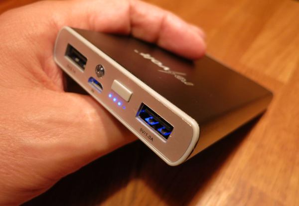 Schickes Design, Ladeleuchten, zwei USB-Anschlüsse für gleichzeitiges Laden zweier Geräte: die »Slim-Powerbank mit Alugehäuse 10.000 mAh«« (Bild: speicherguide.de)