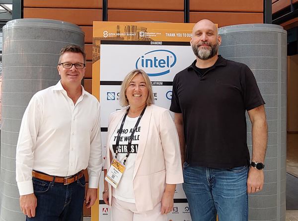Kerstin Mende-Stief mit Jim Zemlin, Linux Foundation und Greg Kroah-Hartman, Linux-Kernel-Entwickler (Foto: speicherguide.de).
